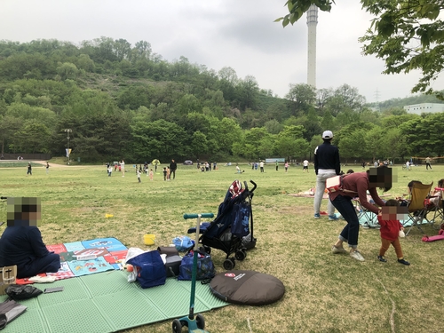어린이날 마포구 하늘공원 인근 잔디광장에서 거리 두고 앉은 가족들   [촬영 임성호]