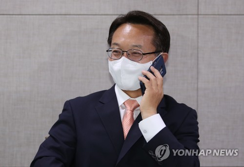 통화하는 조해진 당선인4월 27일 오전 국회 의원회관 식당에서 열린 미래통합당 3선 당선자 모임 회의에서 조해진 당선인이 누군가와 통화하고 있다. [연합뉴스 자료사진]