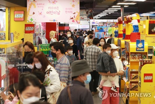 '우리 아이들 선물 보러왔어요'   (서울=연합뉴스) 한종찬 기자 = 어린이날인 5일 서울 토이저러스 잠실점이 손님들로 붐비고 있다. 2020.5.5 saba@yna.co.kr