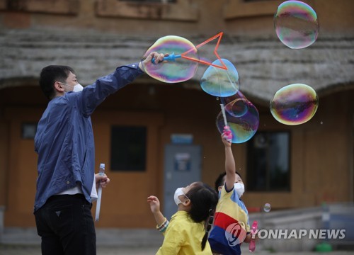 추억이 '동동동'   (서울=연합뉴스) 박동주 기자 = 어린이날인 5일 서울 광진구 어린이대공원에서 어린이가 비눗방울 놀이를 즐기고 있다. 2020.5.5 pdj6635@yna.co.kr