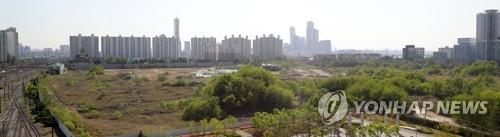 도심의 미니 신도시, 용산역 정비창에 아파트 8천가구(서울=연합뉴스) 최재구 기자 = 국토교통부가 6일 수도권 주택 공급대책을 통해 서울 도심 유휴부지 18곳을 개발해 주택 1만5천446가구를 공급하는 방안을 제시했다. 사진은 8천가구의 아파트를 공급하는 방안이 추진되는 서울 중심부인 용산역 정비창 부지. 2020.5.6