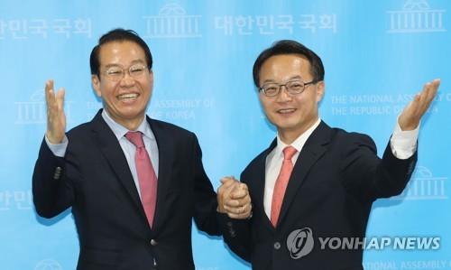 경선 출마 회견 마치고 포즈 취하는 권영세와 조해진
(서울=연합뉴스) 하사헌 기자 = 미래통합당 권영세 원내대표 후보(왼쪽)와 조해진 정책위의장 후보가 6일 국회 소통관에서 원내대표 경선 출마 회견을 마치고 포즈를 취하고 있다. 2020.5.6
toadboy@yna.co.kr
(끝)