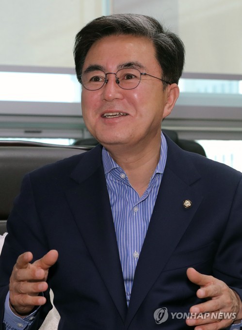 미래통합당 김태흠 의원, "정부 여당 단호한 견제 추진"미래통합당 원내대표 경선에 출마한 김태흠 의원이 연합뉴스와의 인터뷰에서 "당 소속 의원을 모두 정책 투쟁의 전사로 거듭나도록 해 정부·여당을 단호히 견제하되 반드시 대안을 제시하겠다"고 밝히고 있다. 2020.5.6 jeong@yna.co.kr