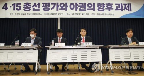 4.15 총선 평가와 야권 과제 세미나 주최한 무소속 윤상현 의원(서울=연합뉴스) 안정원 기자 = 무소속 윤상현 의원이 6일 오전 서울 여의도 국회 의원회관에서 열린 4.15 총선 평가와 야권의 향후 과제 세미나에 참석, 인사말을 하고 있다. 2020.5.6 jeong@yna.co.kr