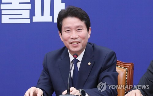 이인영 원내대표 '아쉬운 웃음'(서울=연합뉴스) 안정원 기자 = 더불어민주당 이인영 원내대표가 6일 오전 서울 여의도 국회에서 열린 최고위원회의에서 발언하고 있다.
이 원내대표는 오는 7일 새 원내대표 선출을 끝으로 1년간 임기를 마친다. jeong@yna.co.kr