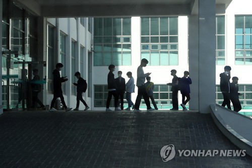 북적이는 교정(광주=연합뉴스) 정회성 기자 = 6일 오전 광주 동구 서석동 조선이공대학교 교정에서 학생들이 강의실을 향해 걸어가고 있다. 조선이공대는 생활 속 거리두기 전환에 따라 실습·실험 과목의 대면수업을 이날부터 시작했다. 2020.5.6 hs@yna.co.kr