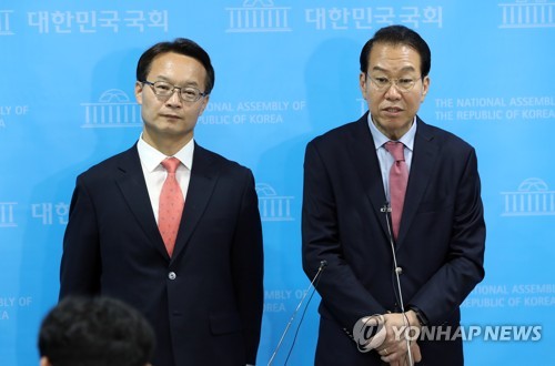 질문에 답하는 권영세와 조해진(서울=연합뉴스) 하사헌 기자 = 미래통합당 권영세 원내대표 후보(오른쪽)와 조해진 정책위의장 후보가 6일 국회 소통관에서 원내대표 경선 출마 회견을 마치고 기자 질문에 답하고 있다. toadboy@yna.co.kr