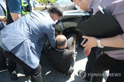 차량 가로막는 5·18단체 관계자(광주=연합뉴스) 천정인 기자 = 6일 오후 광주 서구 5·18기념재단 인근 도로에서 5·18단체 관계자들이 "5·18유공자에 가짜가 있다"고 주장하는 극우 성향 개인방송 운영자들에게 항의하고 있다. 2020.5.6 iny@yna.co.kr