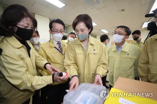 유은혜 부총리, 학교 현장 코로나19 대응 점검(김천=연합뉴스) 김현태 기자 = 유은혜 부총리 겸 교육부 장관이 6일 오후 경북 김천에 있는 김천여자고등학교에서 등교 수업을 앞두고 신종 코로나바이러스 감염증(코로나19) 대응 준비상황을 점검하고 있다. 2020.5.6 mtkht@yna.co.kr