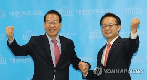 미래통합당 권영세 원내대표 후보(왼쪽)와 조해진 정책위의장 후보가 5월 6일 국회 소통관에서 원내대표 경선 출마 회견에 앞서 포즈를 취하고 있다. [연합뉴스 자료사진]