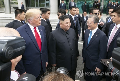 문재인 대통령, 도널드 트럼프 미국 대통령, 김정은 북한 국무위원장이 지난해 6월 30일 판문점 군사분계선에서 만나 얘기를 나누고 있다. [연합뉴스 자료사진]