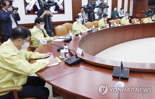 경제 중대본회의 참석한 이호승 경제수석과 황덕순 일자리수석(서울=연합뉴스) 김승두 기자 = 이호승 청와대 경제수석(왼쪽에서 두 번째)과 황덕순 청와대 일자리수석(왼쪽)이 7일 오전 정부서울청사에서 열린 비상경제 중앙대책본부(경제중대본) 회의에 참석해 있다. 2020.5.7 kimsdoo@yna.co.kr