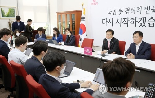 심재철 원내대표, 언론 간담회 참석(서울=연합뉴스) 안정원 기자 = 미래통합당 심재철 원내대표(오른쪽 두 번째)가 7일 오전 서울 여의도 국회에서 열린 언론 간담회에서 인사말을 하고 있다.  jeong@yna.co.kr