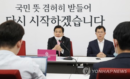 총선 패배 원인 밝히는 미래통합당 심재철 원내대표(서울=연합뉴스) 안정원 기자 = 미래통합당 심재철 원내대표가 7일 오전 서울 여의도 국회에서 열린 언론 간담회에서 4.15 총선 패배 원인에 대해 말하고 있다. jeong@yna.co.kr