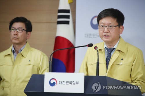 발표하는 임서정 노동부 차관(서울=연합뉴스) 김승두 기자 = 임서정 고용노동부 차관이 7일 정부서울청사에서 "11일부터 카드사 홈페이지 등으로 긴급재난지원금 신청을 받을 계획"이라며 "지원금 기부 신청 접수도 함께 실시할 예정"이라고 밝히고 있다. kimsdoo@yna.co.kr