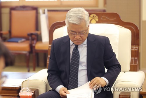 자료 살펴보는 송선태 5·18진상조사위원장(광주=연합뉴스) 천정인 기자 = 7일 오후 광주 서구 광주시청 3층 비지니스홀에서 열린 5·18민주화운동 진상규명신고센터 접수·제보내용 이관식에서 송선태 5·18진상규명조사위원회 위원장이 관련 자료를 살펴보고 있다. 2020.5.7 iny@yna.co.kr