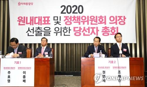 통합당 권영세 원내대표 후보 인사말
    (서울=연합뉴스) 진성철 기자 = 제21대 국회 미래통합당 첫 원내대표에 출마한 권영세 후보(오른쪽 두 번째)가 8일 국회에서 열린 2020년 원내대표 및 정책위의장 선출을 위한 합동토론회에서 인사말하고 있다. 2020.5.8
    zjin@yna.co.kr
(끝)