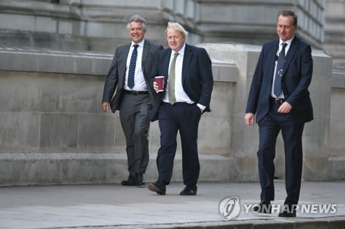 코로나19 회복 후 아침 산책을 즐기는 존슨 영국 총리 [AFP=연합뉴스]