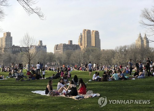 완연한 봄날씨 즐기는 뉴욕 시민들[EPA=연합뉴스]