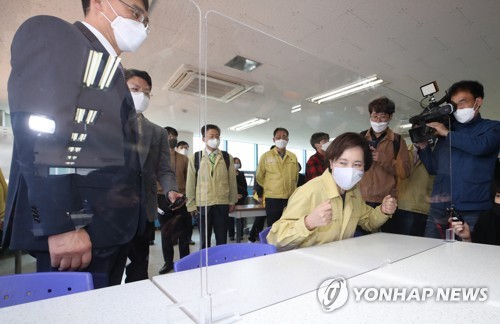 무학여고 급식실 점검하는 유은혜 부총리(서울=연합뉴스) 임헌정 기자 = 유은혜 사회부총리 겸 교육부 장관이 29일 오후 서울 성동구 무학여고에서 코로나19 관련 등교개학 준비상황을 점검하며 급식실을 살펴보고 있다. 2020.4.29 kane@yna.co.kr