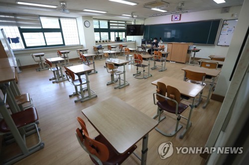 학생들 등교 기다리는 교실(김천=연합뉴스) 김현태 기자 = 오는 13일부터 고3 학생을 시작으로 등교가 시작될 예정인 가운데 6일 오후 경북 김천시 김천여자고등학교에서 선생님이 온라인 수업 준비를 하고 있다. 2020.5.6 mtkht@yna.co.kr