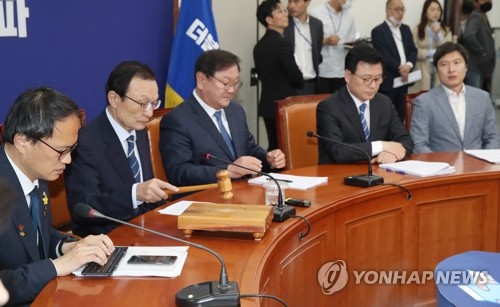 의사봉 두드리는 민주당 이해찬 대표(서울=연합뉴스) 안정원 기자 = 더불어민주당 이해찬 대표가 8일 오전 서울 여의도 국회에서 열린 최고위원회의에서 의사봉을 두드리고 있다. jeong@yna.co.kr