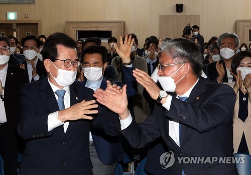 기뻐하는 이시종 충북지사(청주=연합뉴스) 전창해 기자 = 8일 충북도청 대회의실에서 이시종(왼쪽) 충북지사가 장선배 충북도의장과 함께 차세대 다목적 방사광가속기의 청주 유치 확정 소식에 기뻐하고 있다. 2020.5.8 jeonch@yna.co.kr