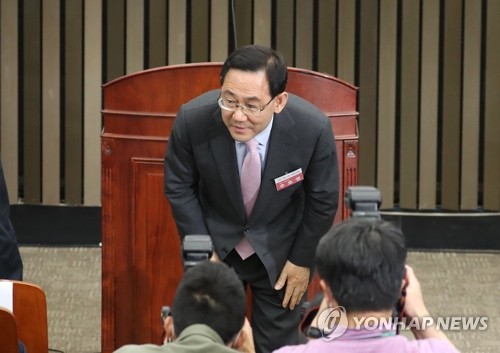 통합당 첫 원내대표에 주호영·정책위의장 이종배(서울=연합뉴스) 안정원 기자 = 제21대 국회 미래통합당 첫 원내대표에 선출된 주호영 의원이 8일 국회에서 열린 2020년 원내대표 및 정책위의장 선출을 위한 당선자총회에서 당선 인사하고 있다. jeong@yna.co.kr