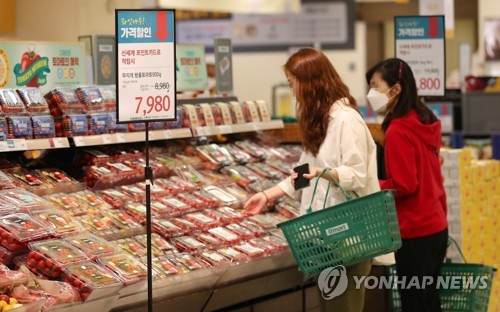 지난 4일 서울의 한 대형마트의 농산물 코너. [연합뉴스 자료사진]