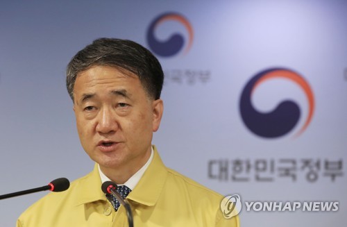 발언하는 박능후 1차장(서울=연합뉴스) 한종찬 기자 = 박능후 중앙재난안전대책본부 1차장(보건복지부 장관)이 10일 오후 정부서울청사에서 신종 코로나바이러스 감염증(코로나19) 대응 중대본 회의 결과를 브리핑하고 있다. 2020.5.10 saba@yna.co.kr