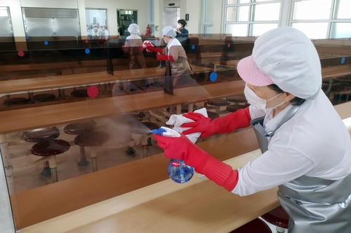 구내식당 아크릴판 소독 작업(대전=연합뉴스) 조성민 기자 = 충남여고 구내식당에서 식당 종사자들이 식사 때 비말 차단을 위해 설치한 아크릴판에 대한 소독작업을 하고 있다.