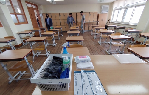 개인별 이격 배치한 3학년용 책걸상과 교탁에 비치한 방역물품(대전=연합뉴스) 조성민 기자 = 충남여고 3학년 교실에 학생별로 이격 배치한 책걸상과 교탁에 비치한 마스크와 손 소독제 등 방역물품.
