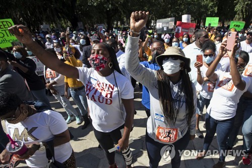 "조깅하는 흑인 청년 피살에 항의" 조지아서 시위   [AP=연합뉴스]