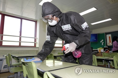 책상 위도 꼼꼼하게(속초=연합뉴스) 이종건 기자 = 다음주로 예정된 속초시와 양양군 지역 각급 학교 등교수업을 앞두고 학교시설 방역에 나선 육군 8군단 예하 102기갑여단 장병들이 8일 속초 조양초등학에서 방역작업을 하고 있다. 육군 8군단은 오는 15일까지 장병 150여명을 투입해 속초와 양양지역 각급 학교와 유치원 등 42개 교육 시설에 대한 방역작전을 펼칠계획이다.
    2020.5.8 momo@yna.co.kr