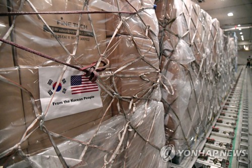 정부, 미국에 마스크 200만장 긴급 지원(서울=연합뉴스) 한국 정부가 11일 한미 신종 코로나바이러스 감염증(코로나19) 대응 공조 차원에서 미국 정부에 마스크 200만장을 긴급 지원했다. 사진은 이날 새벽 인천국제공항에서 출발하는 미국행 항공기에 적재되는 마스크. 2020.5.11 [해리 해리스 주한미국대사 트위터 캡처. 재판매 및 DB 금지] photo@yna.co.kr