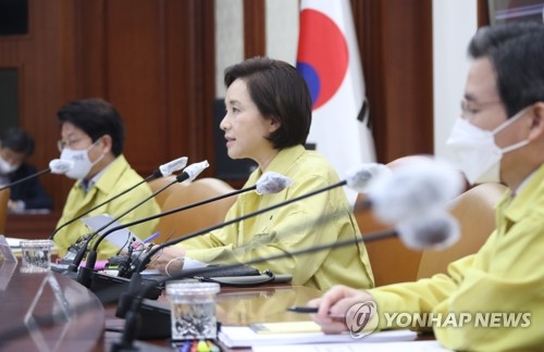 유은혜 부총리, 사회관계 장관회의 주재(서울=연합뉴스) 김승두 기자 = 유은혜 사회부총리 겸 교육부 장관이 11일 정부서울청사에서 열린 사회관계 장관회의를 주재하고 있다. 2020.5.11 kimsdoo@yna.co.kr