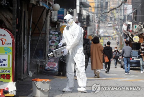 이태원 유흥밀집지역 방역(서울=연합뉴스) 최재구 기자 = 서울시가 이태원 관련 코로나19 확진자가 75명이라고 발표한 11일 오전 서울 용산구 보건소 관계자들이 이태원 유흥밀집 거리를 방역하고 있다. jjaeck9@yna.co.kr