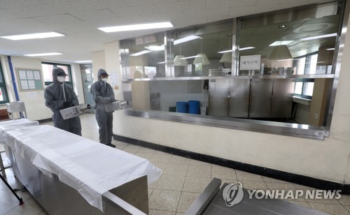등교개학 앞두고 급식실 방역(서울=연합뉴스) 최재구 기자 = 정부가 등교 개학을 앞두고 감염병 예방관리대책을 집중 논의한 11일 서울 성동구 덕수고등학교에서 관계자들이 고3 학생들의 등교에 대비해 급식실을 방역하고 있다. 2020.5.11 jjaeck9@yna.co.kr
