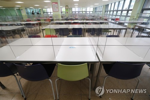 급식실 칸막이도 준비됐는데…개학 또 연기되나(서울=연합뉴스) 임화영 기자 = 서울 이태원 클럽발 신종 코로나바이러스 감염증(코로나19) 집단감염 확산으로 등교 재연기가 논의되고 있는 가운데 11일 오후 칸막이가 설치된 서울 강북구 삼각산고등학교 급식실이 텅 비어 있다. 2020.5.11 hwayoung7@yna.co.kr