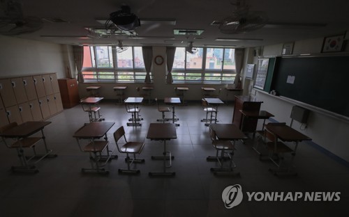 다시 등교개학 연기, 준비는 마쳤는데(서울=연합뉴스) 홍해인 기자 = 서울 이태원 클럽발 신종 코로나바이러스 감염증(코로나19) 집단 감염으로 학교들의 등교 재연기가 발표된 11일 오후 서울 성동구 성수고등학교 3학년 교실에 책상이 간격을 유지한 채 배치돼 있다.
    교육부는 이날 13일로 예정돼 있던 고등학교 3학년의 등교 수업을 20일로 연기했다. 고2·중3·초1∼2·유치원생 등교는 27일로 연기됐고, 고1·중2·초3∼4학년 등교는 6월 3일로 미뤄졌다. 2020.5.11 hihong@yna.co.kr