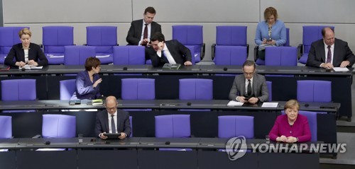 독일 의회에서 거리를 두고 앉은 메르켈(앞줄 오른쪽 첫번째) 총리와 의원들 [AP=연합뉴스]
