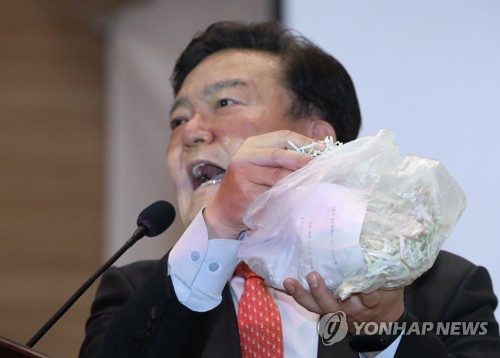 투표용지 파쇄 주장하는 미래통합당 민경욱 의원(서울=연합뉴스) 안정원 기자 =  11일 오후 서울 여의도 국회 의원회관에서 열린 4ㆍ15총선 의혹 진상규명과 국민주권회복 대회에서 미래통합당 민경욱 의원이 "경기도 한 우체국 앞에서 파쇄된 투표용지가 발견됐다"고 주장하고 있다. 2020.5.11 jeong@yna.co.kr