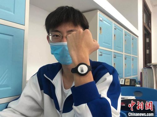 베이징시 고3·중3에 스마트 체온계 배포…실시간 측정(베이징=연합뉴스) 김진방 특파원 = 중국 베이징(北京)시가 최근 등교를 시작한 고등학교 3학년과 중학교 3학년을 대상으로 스마트 체온계를 배포해 실시간으로 체온을 측정하는 방역 조치에 나서 눈길을 끌고 있다.
    이번 조치는 지린(吉林)성과 우한(武漢) 등 일부 지역에서 신종 코로나바이러스 감염증(코로나19) 집단 감염이 발생하며 재확산에 대한 우려가 커지는 가운데 최근 개학한 중국 전역 교육 기관의 주목을 받고 있다.
    베이징시에서 배포한 스마트 체온계. 2020.5.11 [중국신문망 캡처 재발행 및 DB 금지] photo@yna.co.kr