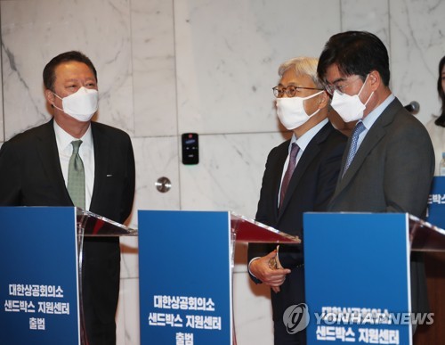 '민간 샌드박스' 제막식 참석한 박용만 대한상의 회장(서울=연합뉴스) 김승두 기자 = 박용만 대한상의 회장(왼쪽)과  이인용 삼성전자 사장(가운데), 공영운 현대차 사장이 12일 서울시 중구 대한상공회의소에서 열린 규제 샌드박스 민간접수기구 출범식에 참석해 있다. 2020.5.12 kimsdoo@yna.co.kr