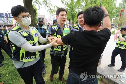 극우단체 집회에 항의하는 광주시민[연합뉴스 자료사진]