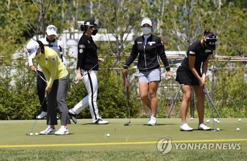 마스크를 쓰고 연습하는 선수들. [AFP=연합뉴스]