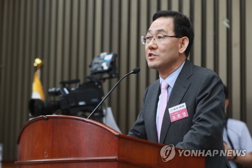 원내대표 당선 소감 밝히는 주호영제21대 국회 미래통합당 첫 원내대표에 선출된 주호영 의원이 5월 8일 국회에서 열린 2020년 원내대표 및 정책위의장 선출을 위한 당선자총회에서 당선 인사하고 있다. [연합뉴스 자료사진]