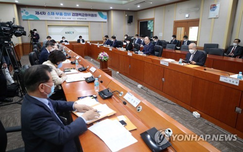 소재·부품·장비 경쟁력강화위원회(대전=연합뉴스) 김준범 기자 = 홍남기 부총리 겸 기획재정부 장관이 13일 오후 대전 한국화학연구원에서 열린 제4차 소재·부품·장비(소부장) 경쟁력강화위원회에서 발언을 하고 있다. 2020.5.13 psykims@yna.co.kr