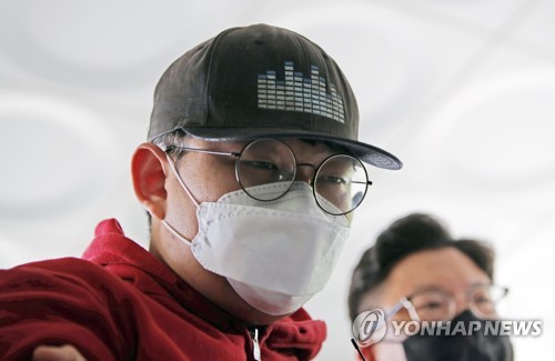 'n번방' 개설자 '갓갓' 문형욱 신상공개 결정(대구=연합뉴스) 김현태 기자 = 성 착취물을 공유하는 텔레그램 대화방인 'n번방' 최초 개설자(대화명 '갓갓') 문형욱(24)의 신상이 공개됐다.
경북지방경찰청은 13일 아동청소년성보호법 위반 혐의 등으로 전날 구속된 문형욱의 이름과 나이, 얼굴(사진)을 공개했다. 사진은 지난 12일 문형욱이 구속영장실질심사를 받으러 가는 모습. 2020.5.13 mtkht@yna.co.kr