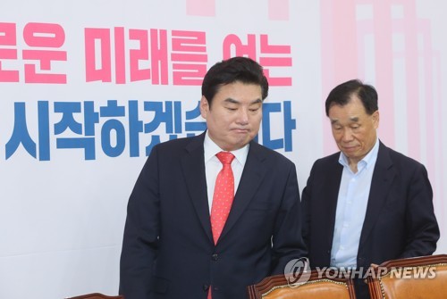 최고위 입장하는 미래한국당미래한국당 원유철 대표(왼쪽), 김기선 정책위의장이 5월 12일 국회에서 열린 최고위원회의에 입장하고 있다.[연합뉴스 자료사진]